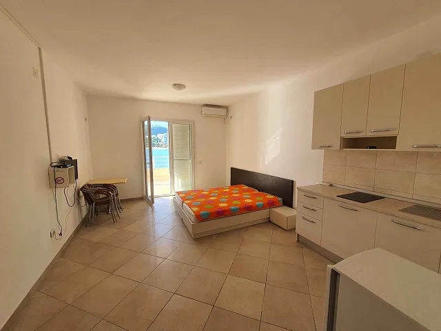 Traumimmobilie: Ganze Etage am Meeresufer, Rafailovichi
